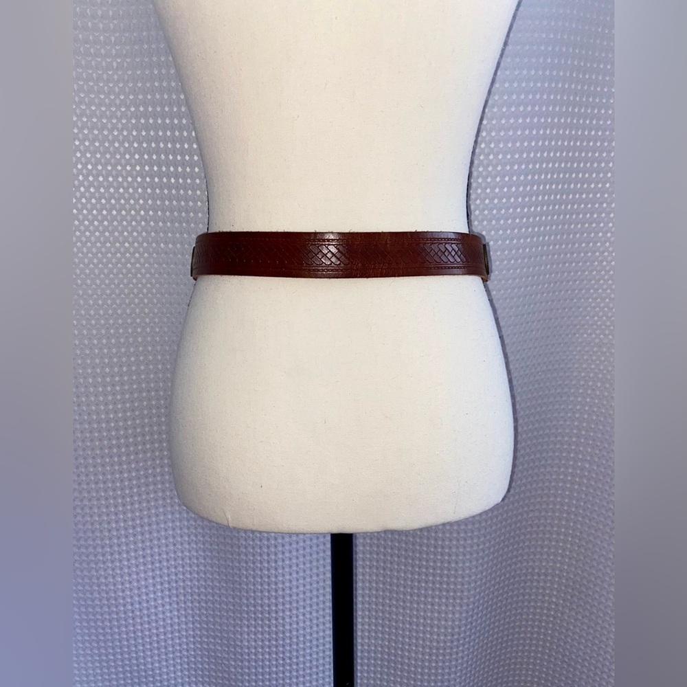 Womenās VINTAGEā BOHO brown leather belt with brass buckle size 28 - Picture 7 of 16